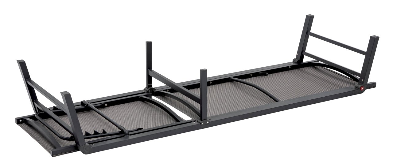 Unterseite einer zusammenklappbaren Gartenliege aus Metall mit schwarzem Rahmen, von unten betrachtet.