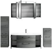 Frontale Ansicht einer modernen Badkombination in dunklem Holzdesign mit Spiegelschrank, Waschbeckenunterschrank und zwei Seitenschränken.