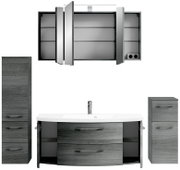 Vooraanzicht van een moderne badkamercombinatie in donker houtdesign met spiegelkast, wastafelonderkast en twee zijkasten.