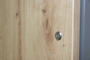 Close-up van een houten oppervlak met zichtbare schroef, zijaanzicht