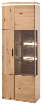 Vitrine aus Holz mit Glastür und Regalböden, frontale Ansicht