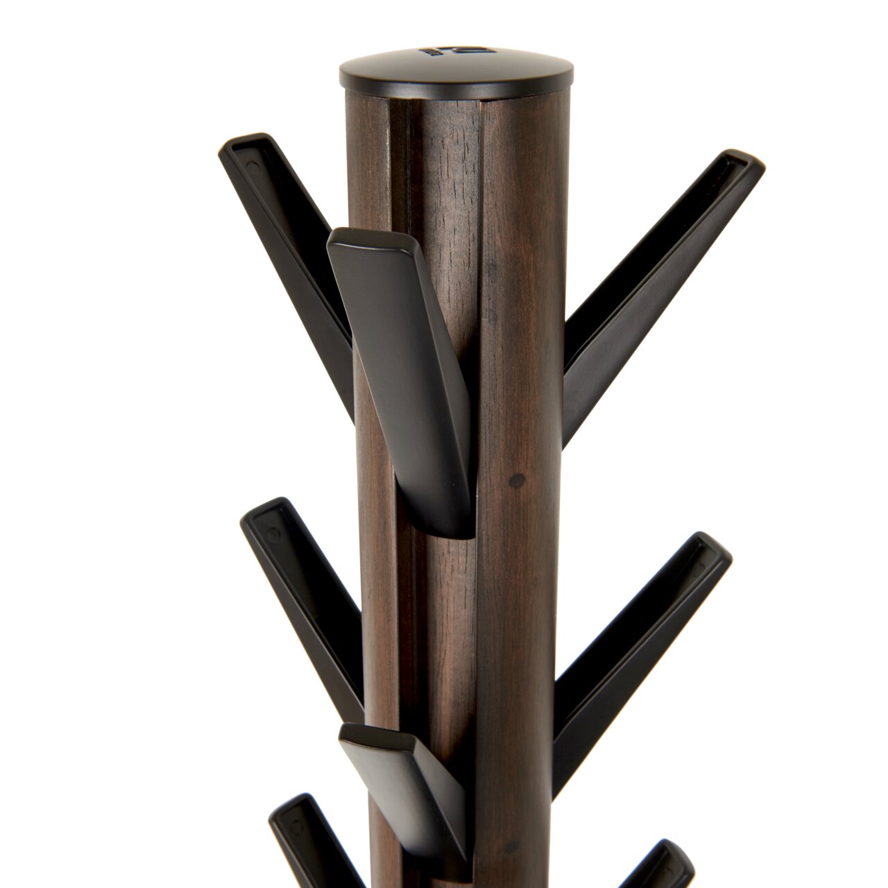 Nahaufnahme eines modernen Garderobenständers aus Holz mit schwarzen Haken, seitliche Perspektive.