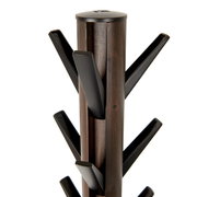 Nahaufnahme eines modernen Garderobenständers aus Holz mit schwarzen Haken, seitliche Perspektive.