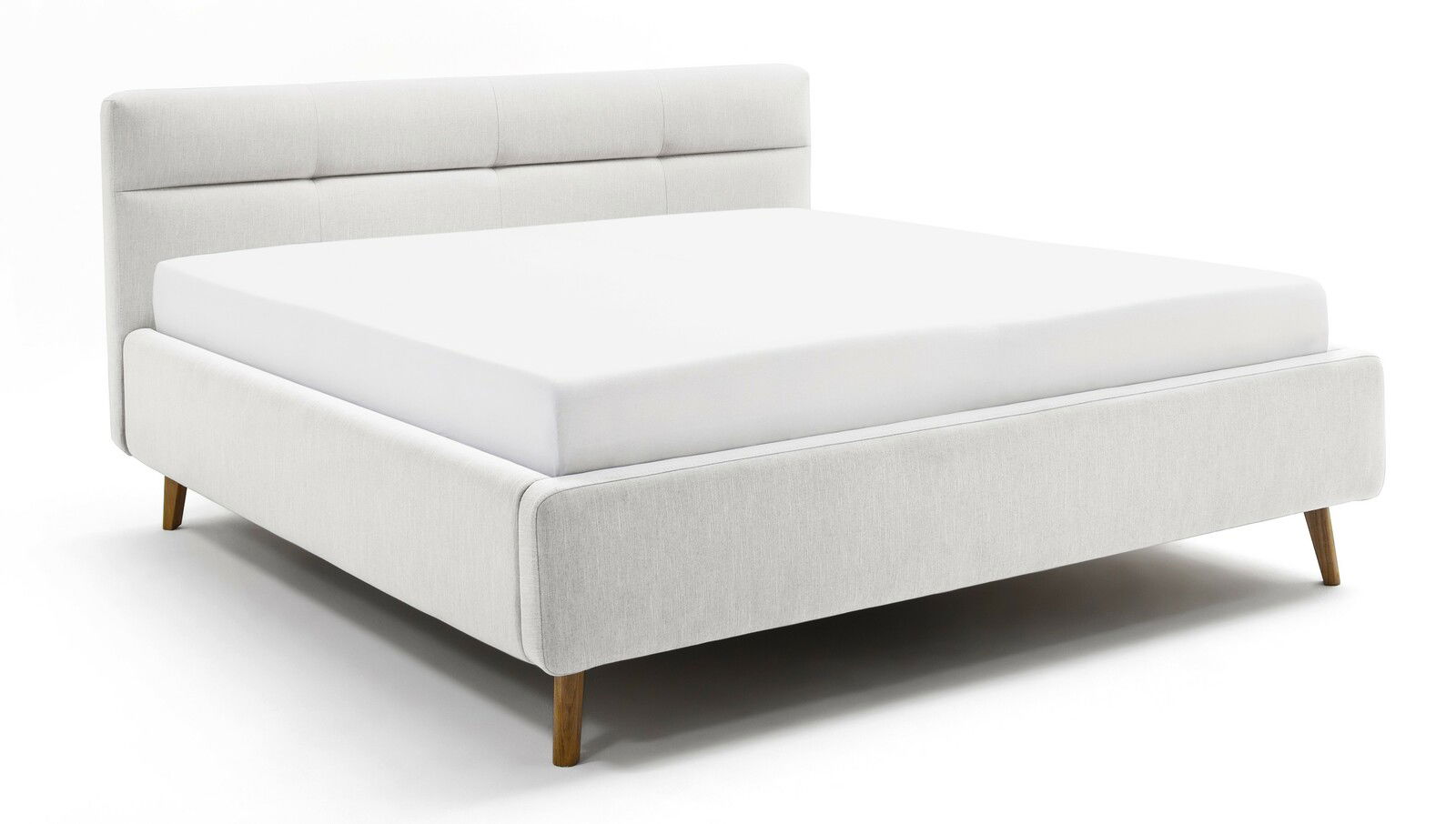 Modernes Polsterbett in hellem Stoff mit Holzfüßen, seitliche Perspektive