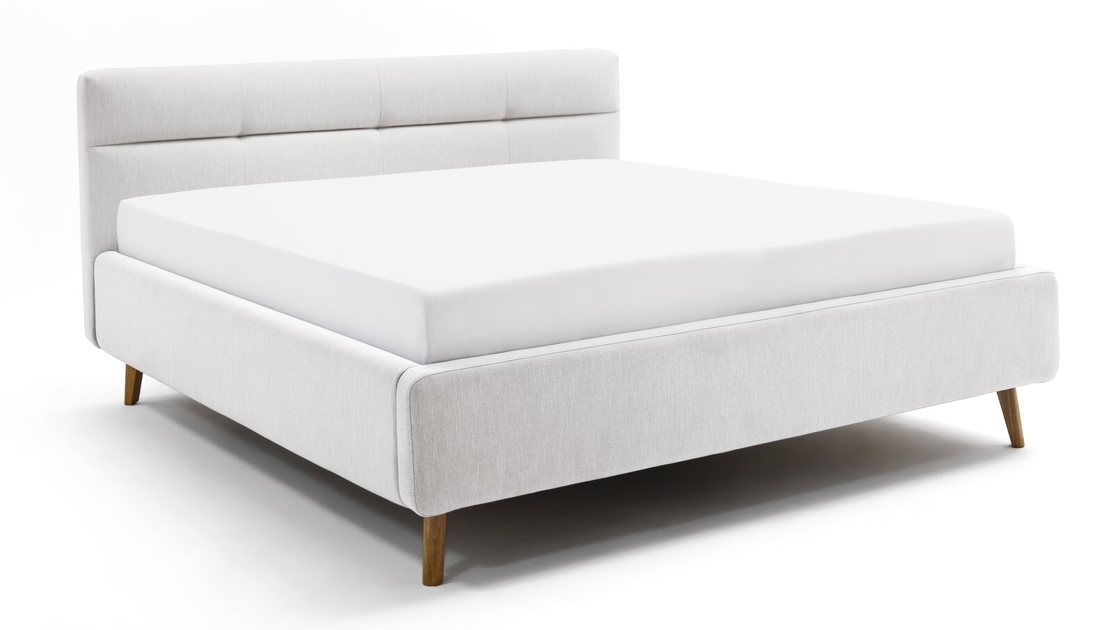Modernes Polsterbett in hellem Stoff mit Holzfüßen, seitliche Perspektive
