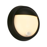 Runde, schwarze Akku-Außenwandleuchte mit warmweißem Licht und integriertem Sensor, seitliche Perspektive