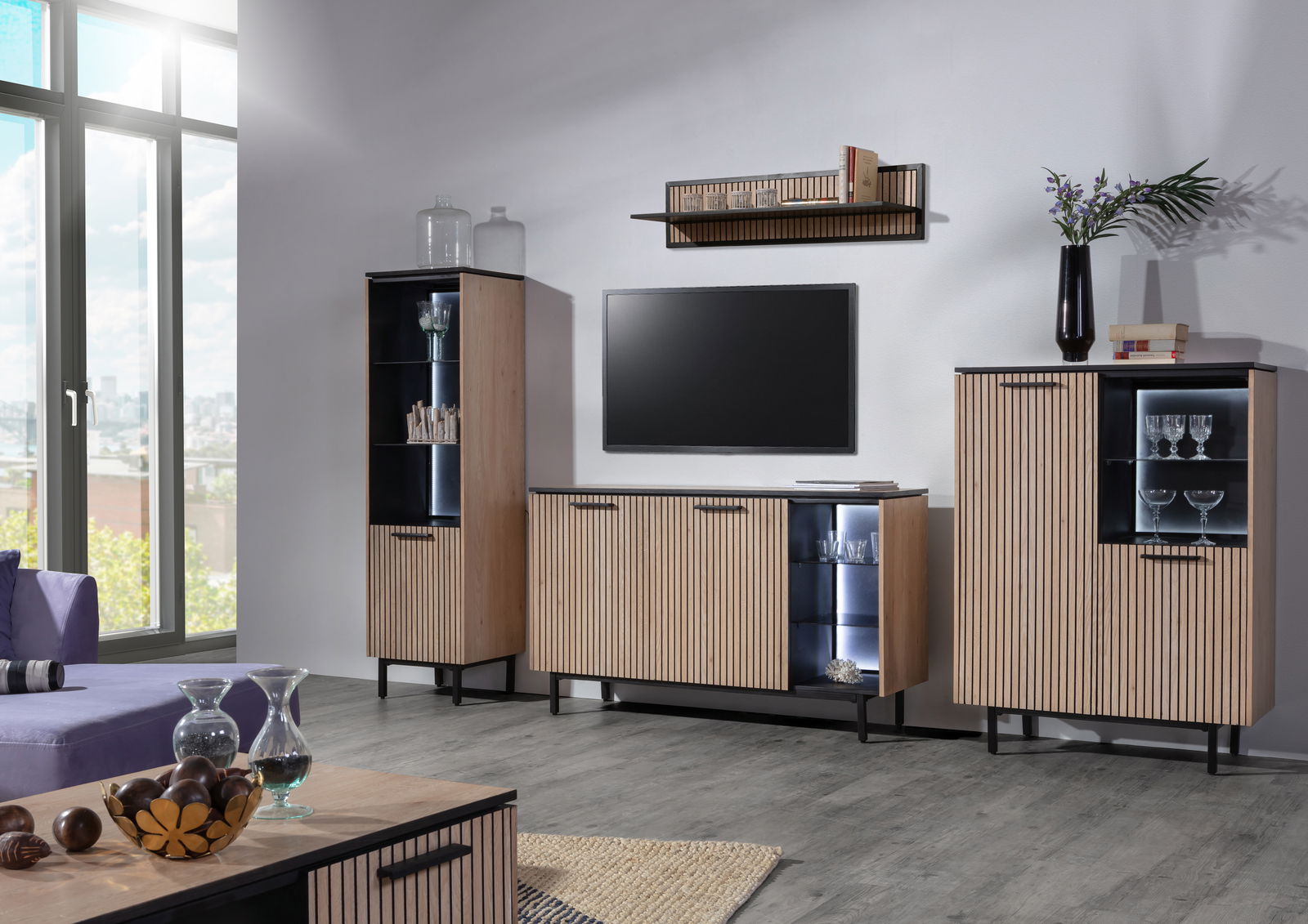 Z2 Sideboard PANAMA Moderne Wohnzimmermöbel in Holzoptik mit Vitrine, Sideboard und Wandregal, seitliche Perspektive