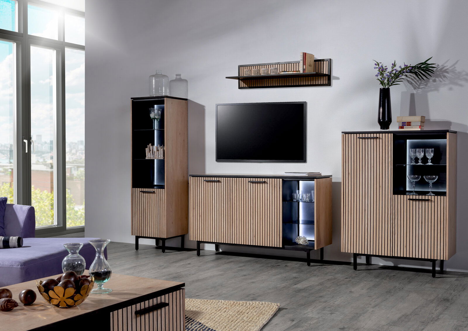 Moderne Wohnzimmermöbel in Holzoptik mit Vitrine, Sideboard und Wandregal, seitliche Perspektive