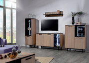 Moderne Wohnzimmermöbel in Holzoptik mit Vitrine, Sideboard und Wandregal, seitliche Perspektive
