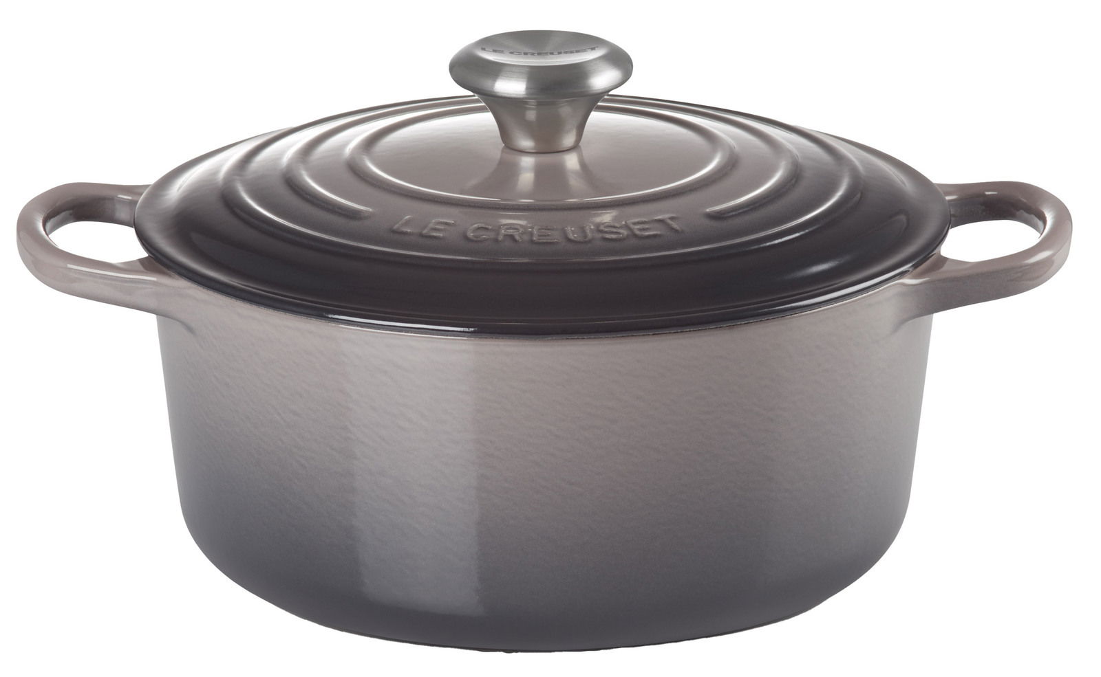 Runder Bräter von Le Creuset in der Farbe Flint, seitliche Perspektive mit sichtbarem Deckel und Griffen.