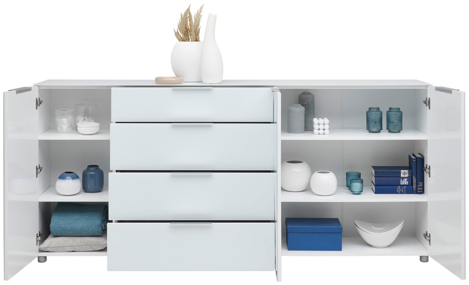 Frontale Ansicht eines weißen XL-Sideboards mit offenen Türen und Schubladen, dekoriert mit Vasen, Büchern und Kerzen.