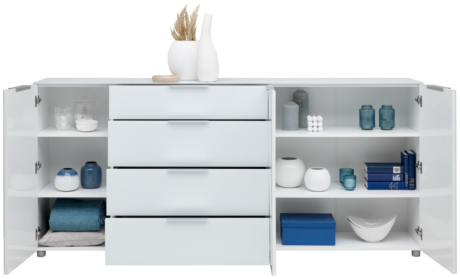 Frontale Ansicht eines weißen XL-Sideboards mit offenen Türen und Schubladen, dekoriert mit Vasen, Büchern und Kerzen.