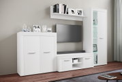 Moderne weiße Wohnwand im Wohnzimmer mit TV-Lowboard, hoher Vitrine mit Glastür, Sideboard und Wandregal, frontal aus leicht schräger Perspektive aufgenommen