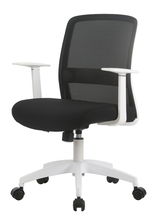 Moderner Drehstuhl mit schwarzem Netzrücken und weißem Gestell, seitliche Perspektive