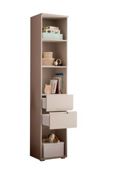 Schmaler, hoher Kinderzimmer-Regalschrank in Taupe mit offenen Fächern und zwei halb ausgezogenen Schubladen, gefüllt mit Büchern und Spielzeug; Ansicht schräg von vorn.