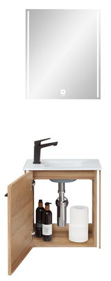 Spiegelschrank und Waschbeckenunterschrank mit geöffneter Tür, darunter zwei Flaschen und Toilettenpapier, aus der Frontperspektive.