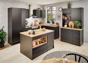 Moderne Küche mit schwarzem Buffet-Schrank und Holzarbeitsplatten, aus der Perspektive eines leicht erhöhten Blickwinkels.