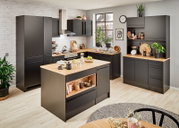 Moderne Küche mit schwarzem Buffet-Schrank und Holzarbeitsplatten, aus der Perspektive eines leicht erhöhten Blickwinkels.