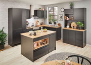 Moderne Küche mit schwarzem Buffet-Schrank und Holzarbeitsplatten, aus der Perspektive eines leicht erhöhten Blickwinkels.