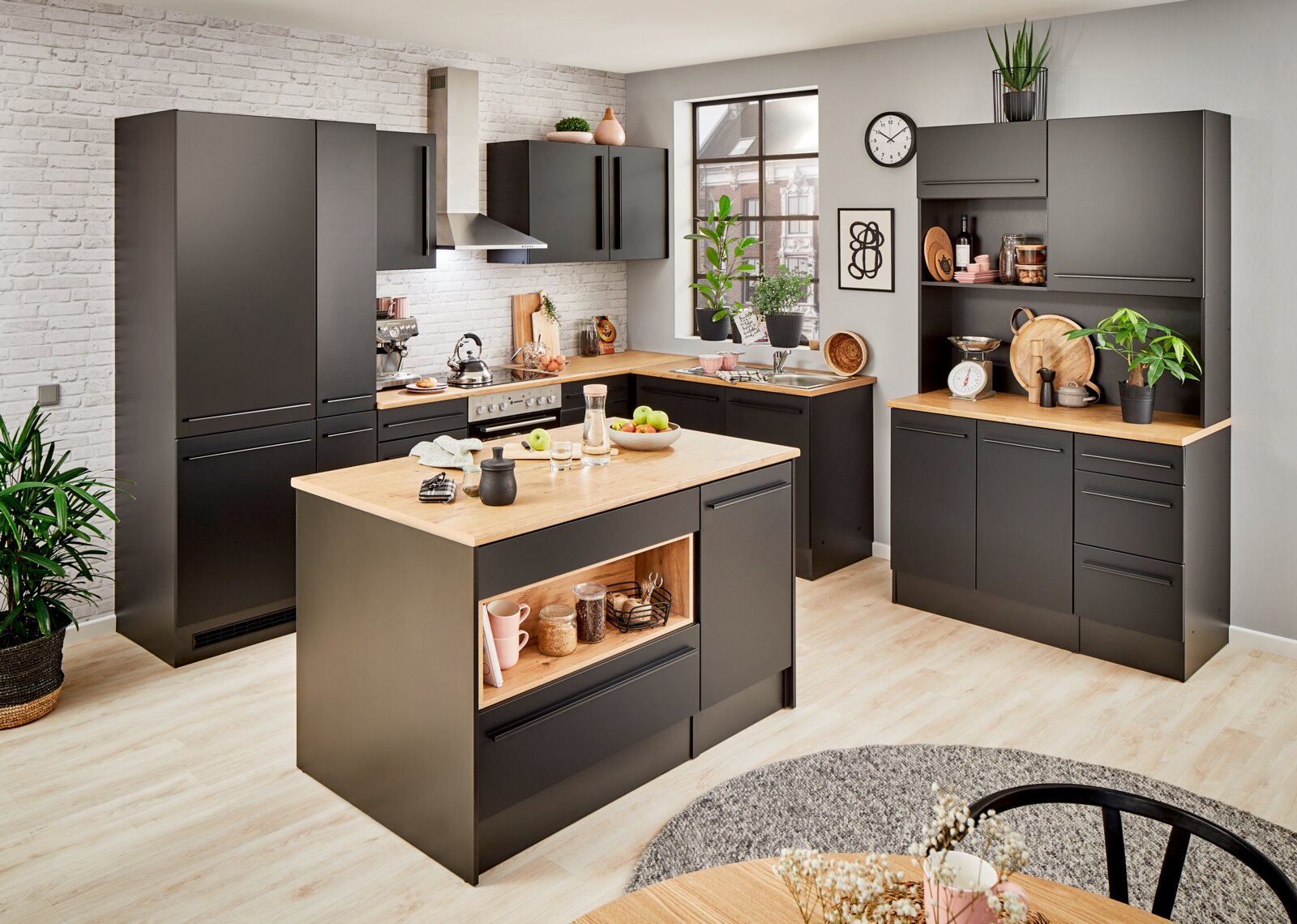 Yourkitchen Buffetkast JAZZ Moderne keuken met een zwarte buffetkast en houten werkbladen, gezien vanuit een iets hoger standpunt.