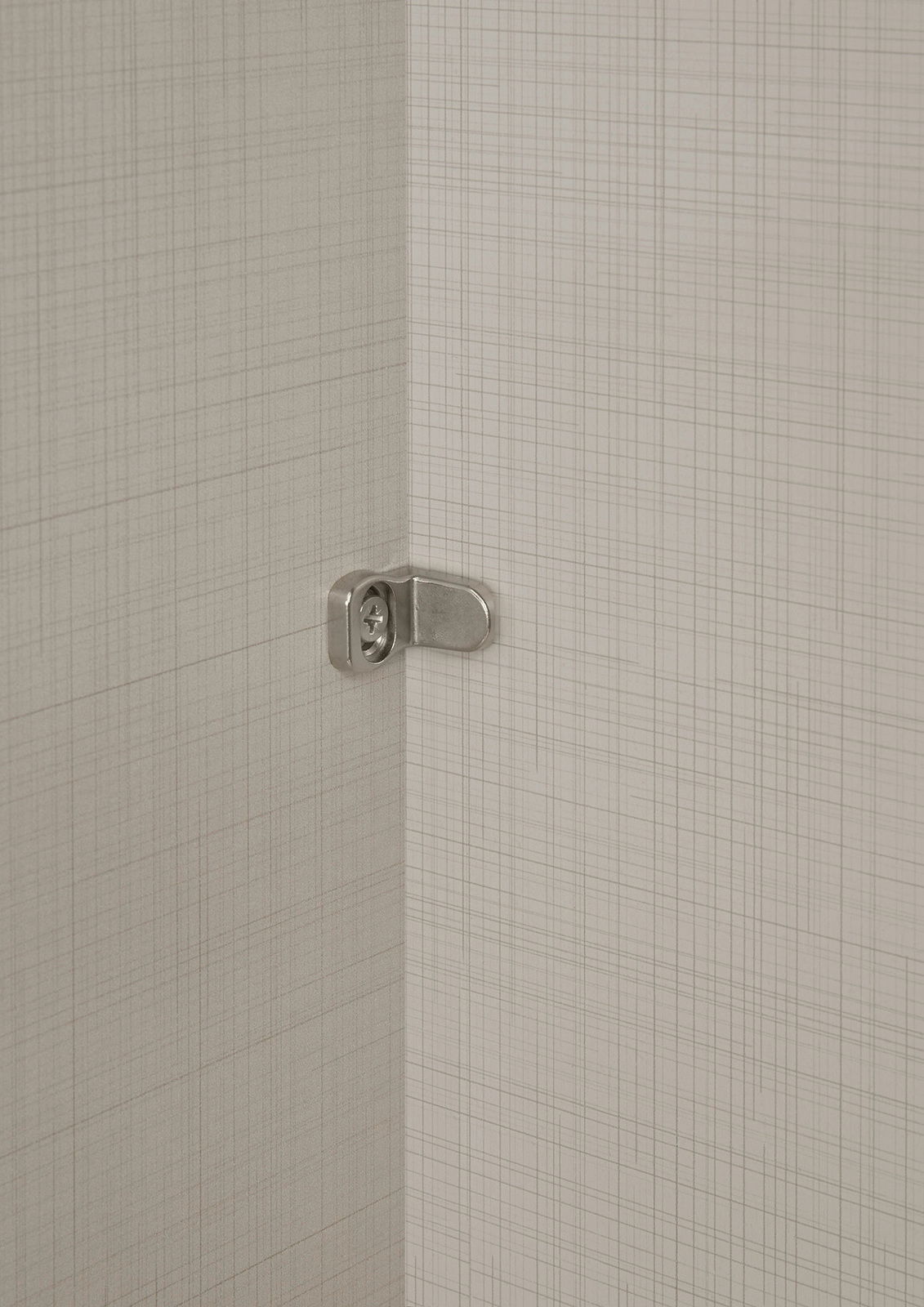 Nahaufnahme eines Scharniers in einem Schwebetürenschrank, seitliche Perspektive