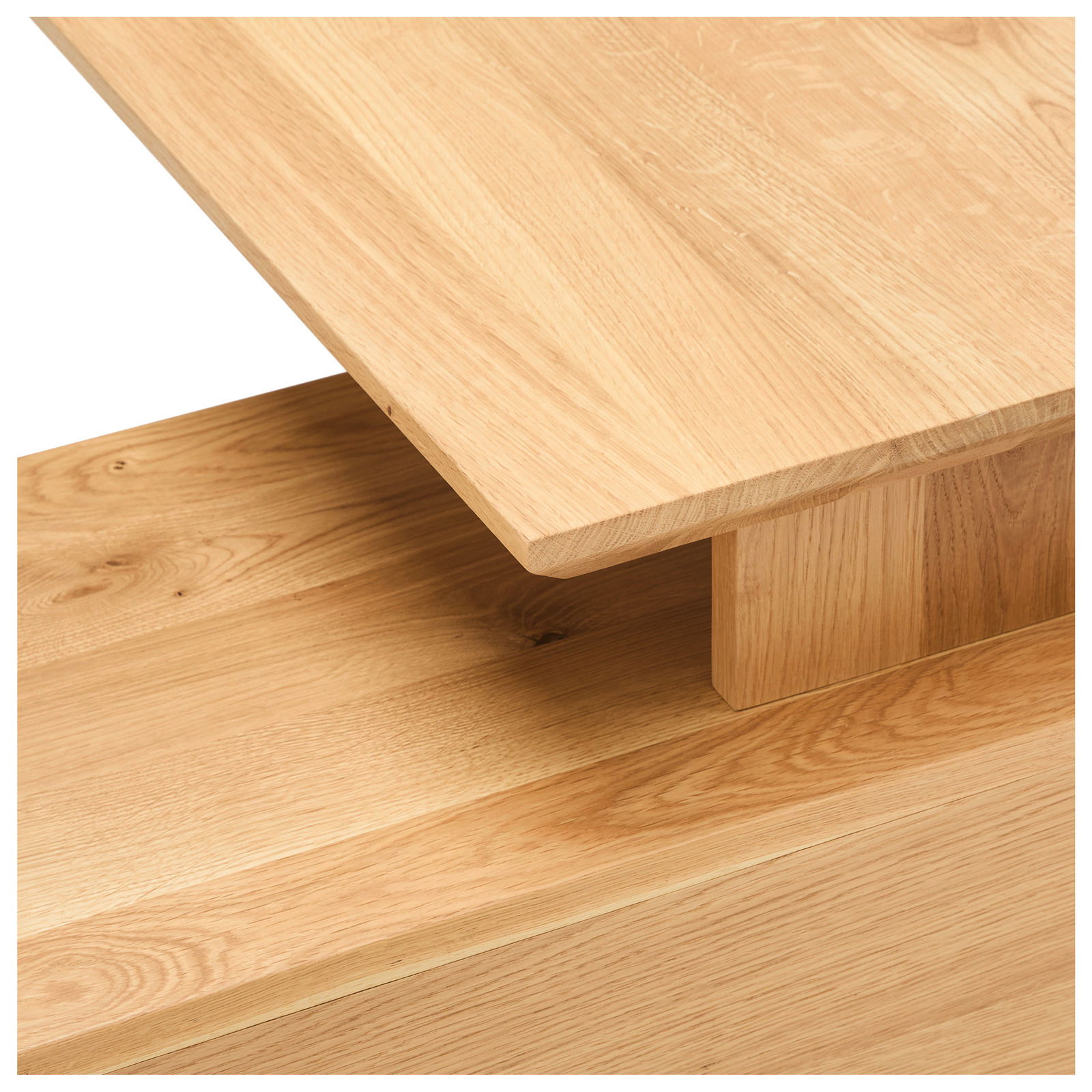 Nahaufnahme eines Eck-Schreibtisches aus Holz mit natürlicher Maserung, Perspektive von oben.