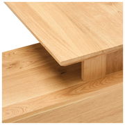 Nahaufnahme eines Eck-Schreibtisches aus Holz mit natürlicher Maserung, Perspektive von oben.