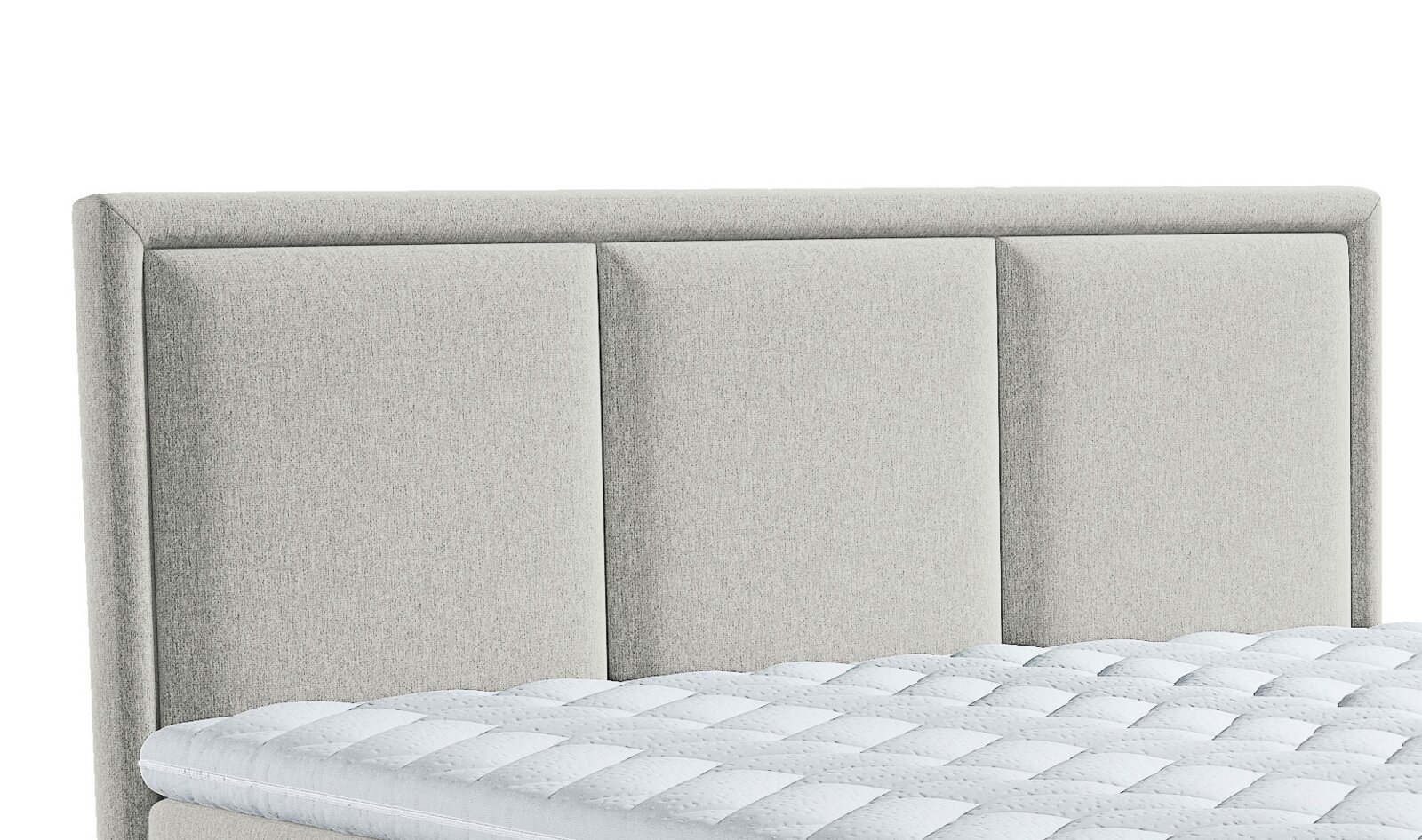 Lichtgrijs gestoffeerd bedhoofdbord met drie zachte panelen en een brede omlijsting, recht van voren weergegeven met een deel van het matras op de voorgrond.