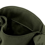 Nahaufnahme von oben in die geöffnete olivgrüne Cordtasche mit Reißverschluss, Innenfach und Tragegriff
