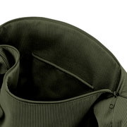Nahaufnahme von oben in die geöffnete olivgrüne Cordtasche mit Reißverschluss, Innenfach und Tragegriff