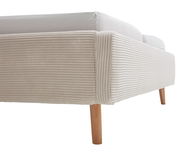 Nahaufnahme eines Polsterbetts mit geripptem Stoffbezug und Holzbeinen, seitliche Perspektive