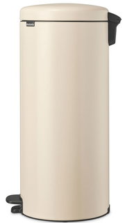 Beiger Brabantia Treteimer, frontal fotografiert, mit Pedalmechanismus und abgerundetem Deckel.