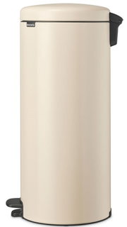 Beige Brabantia-pedaalemmer, van voren gefotografeerd, met pedaalmechanisme en afgeronde deksel.