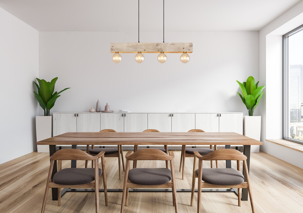 Moderne Hängeleuchte mit fünf Glühbirnen über einem Esstisch in einem hellen, minimalistischen Raum, seitliche Perspektive.