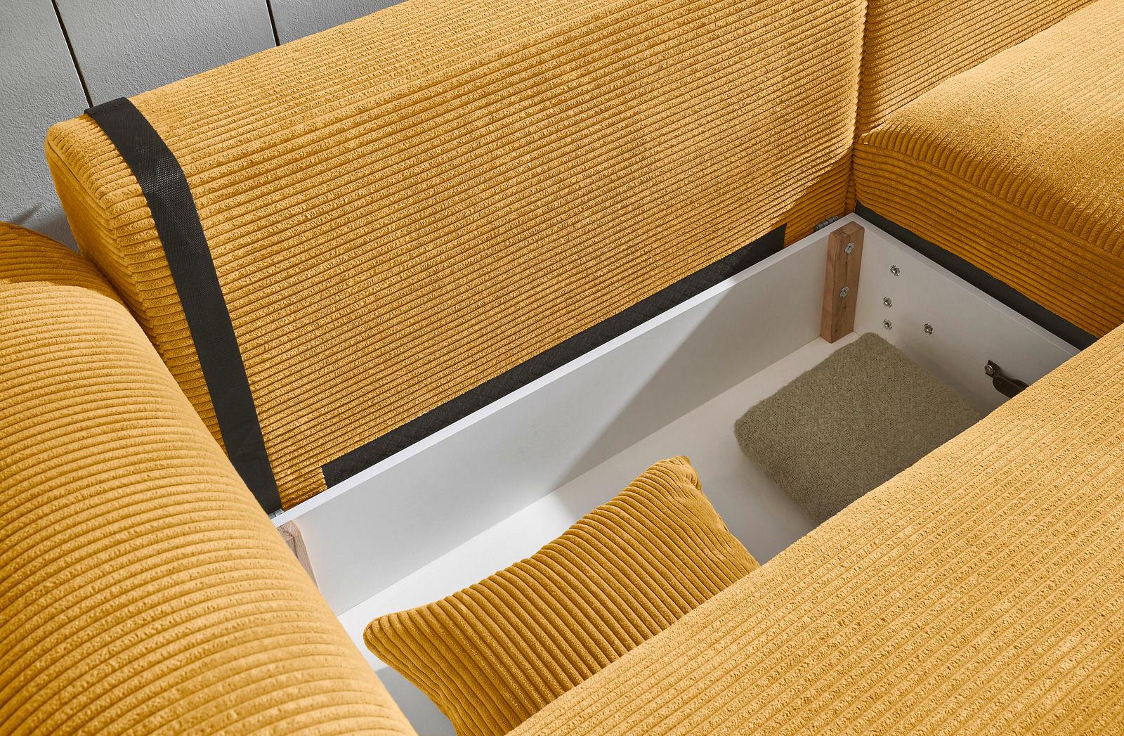 Gelbes Sofa mit Stauraum, von oben betrachtet, mit Kissen und Textilbezug.