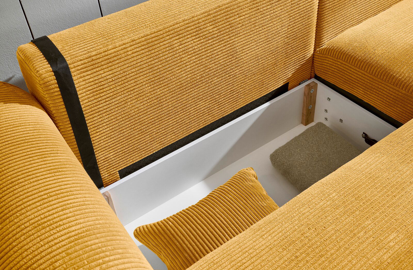 Gelbes Sofa mit Stauraum, von oben betrachtet, mit Kissen und Textilbezug.
