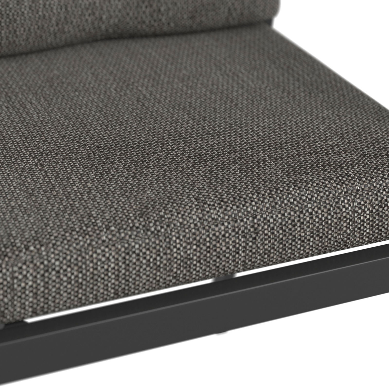 Nahaufnahme eines Gartensessels mit grauem Stoffbezug und schwarzem Rahmen, seitliche Perspektive