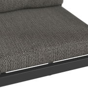 Nahaufnahme eines Gartensessels mit grauem Stoffbezug und schwarzem Rahmen, seitliche Perspektive