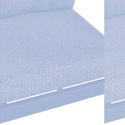 Nahaufnahme eines Gartensessels mit grauem Stoffbezug und schwarzem Rahmen, seitliche Perspektive