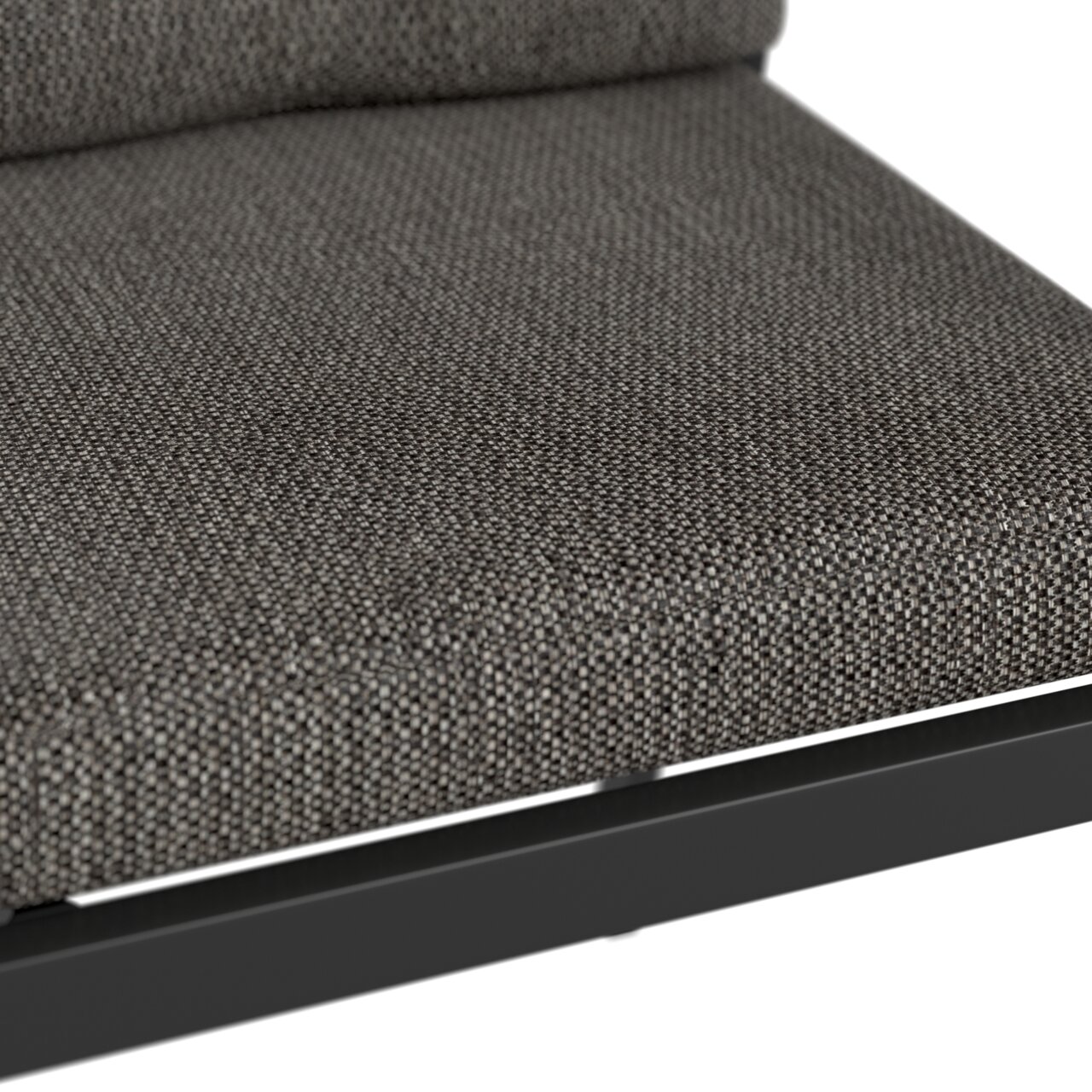 Nahaufnahme eines Gartensessels mit grauem Stoffbezug und schwarzem Rahmen, seitliche Perspektive