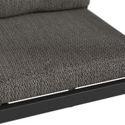 Nahaufnahme eines Gartensessels mit grauem Stoffbezug und schwarzem Rahmen, seitliche Perspektive