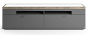 Frontansicht eines modernen TV-Lowboards in Grau mit Holzoberfläche, zwei Schubladen und zwei Türen.