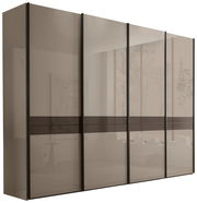 Moderner Schwebetürenschrank mit vier Türen in einer eleganten, glänzenden Oberfläche, seitliche Perspektive