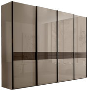 Moderner Schwebetürenschrank mit vier Türen in einer eleganten, glänzenden Oberfläche, seitliche Perspektive