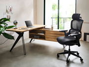 Moderner Eck-Schreibtisch aus Holz mit schwarzem Metallgestell, seitlich von einem ergonomischen Bürostuhl und großen Fenstern umgeben, aus seitlicher Perspektive fotografiert.