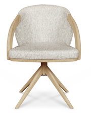 Moderne fauteuil met een lichtgekleurd houten frame en een crèmekleurige stoffen bekleding, gezien van voren.