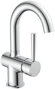 Moderne Waschtischarmatur aus Chrom in seitlicher Perspektive