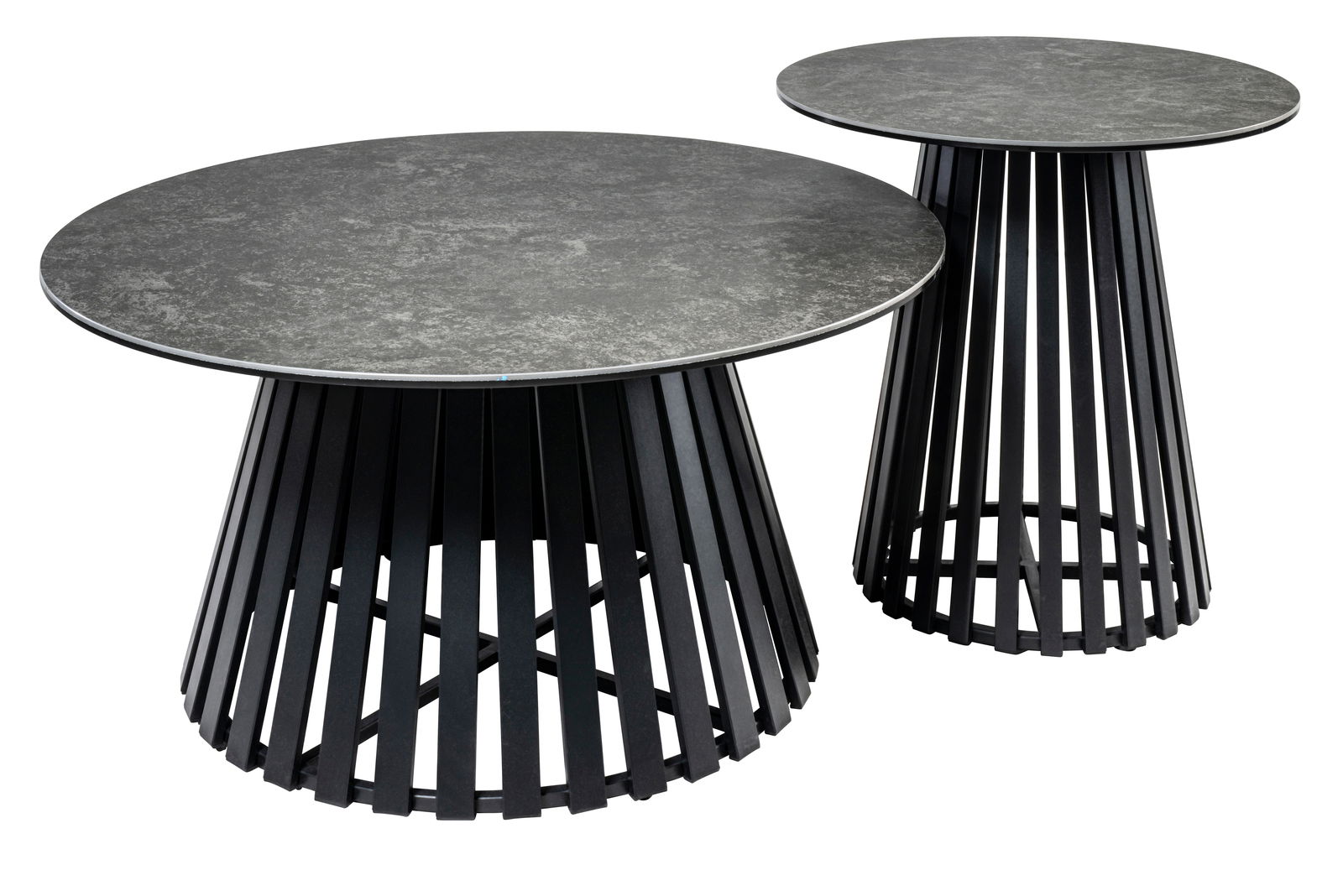 Zwei moderne Couchtische mit runden, grauen Tischplatten und schwarzen, gitterartigen Untergestellen. Perspektive von schräg oben.