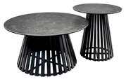 Zwei moderne Couchtische mit runden, grauen Tischplatten und schwarzen, gitterartigen Untergestellen. Perspektive von schräg oben.