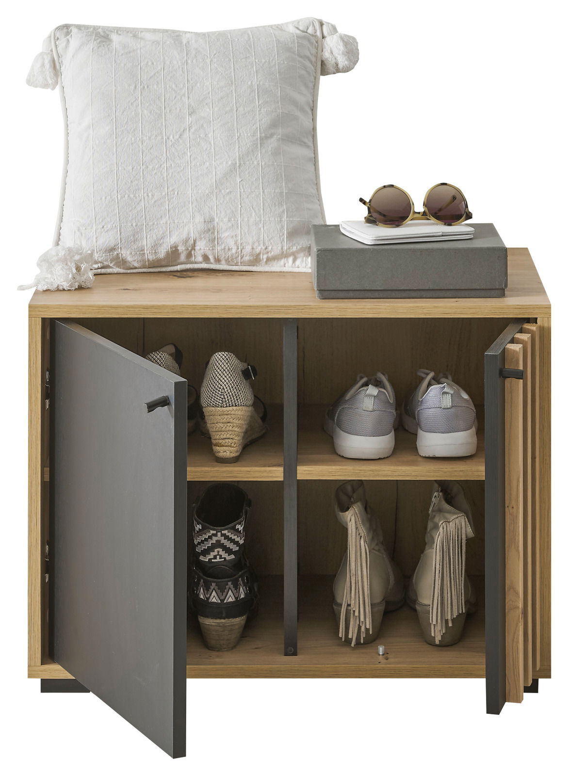 Garderobenbank aus Holz mit zwei offenen Türen, die Schuhe in verschiedenen Fächern zeigt. Auf der Bank liegt ein weißes Kissen und eine Sonnenbrille auf einer Box. Perspektive: Frontalansicht.